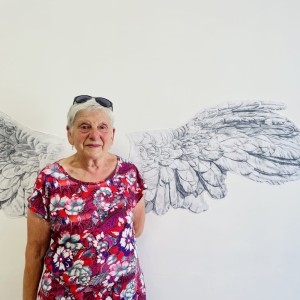 Vieille dame devant les ailes dessinées de Karine Corbier