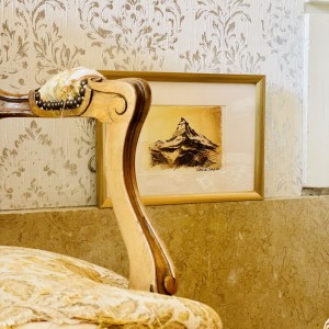 Aquarelle représentant le Mont cervin Exposé au château des arènes, en premier plan un fauteuil de style ancien