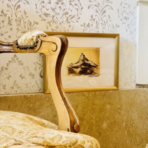 Aquarelle représentant le Mont cervin Exposé au château des arènes, en premier plan un fauteuil de style ancien