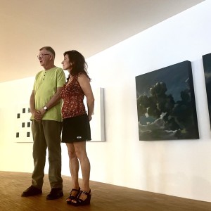 Photographie des artistes Karine Corbier et Denis Arino lors du vernissage de leur exposition devant leur tableau