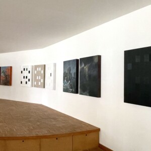 Photographie de l'ensemble des neuf tableaux de l'exposition de Karine Corbier et Denis Arino dans le cabinet d'architecture de Marc Givry