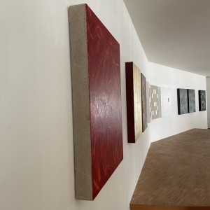 Photographie de l'exposition de Karine Corbier et Denis Arino où l'on voit les tableaux en perspective