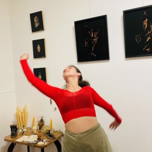 Une femme qui danse à une exposition d'art