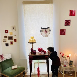 Enfant joyeux à une exposition d'art