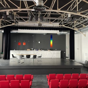 Tableau de Karine Corbier sur la scène du Moonshot Lab Les monochrome rouge orange et la série arc-en-ciel ressortent de façon spectaculaire sur le fond noir