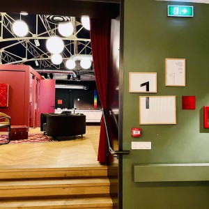 petit Monochrome rouge de 10 par 10 cm dissimulé dans la signalétique du Moon Shot Lab On peut voir au fond monochrome rouge et la série arc-en-ciel sur la scène