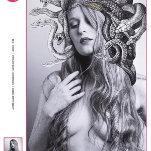 Photographie d'une jeune femme très belle avec des longs cheveux rehausser d'une peinture noir et blanc avec incrustation d'or représentant des serpents agités