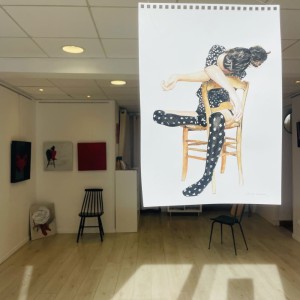 Dessin d'une femme en position inconfortable sur une chaise