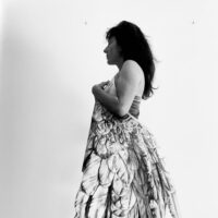 Ailes - Impression sur papier portée comme une robe par l'artiste