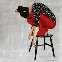 tableau de Karine Corbier représentant une femme avec des collants rouge accroupie sur une chaise noire