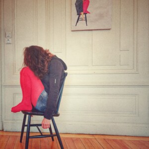 exposition série Pose et monochrome Photo http://www.emlelundi.fr Artiste pose devant son oeuvre de la série peintures Pose et monochrome Photo http://www.emlelundi.fr