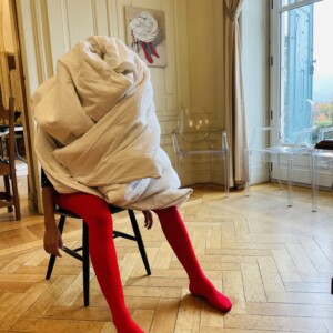 Peinture de la série Pose et Vanessa Tadjine en performance Peinture de la série Pose et Vanessa Tadjine en performance