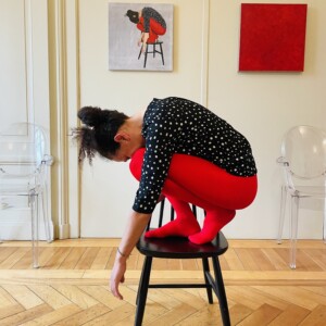 Peinture de la série Pose et Vanessa Tadjine en performance collants rouges Peinture de la série Pose et Vanessa Tadjine en performance collants rouges