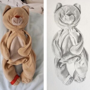 Portrait de doudou nounours au crayon avec la photo comme modèle à côté