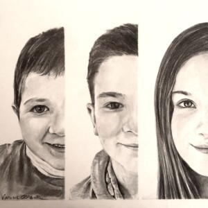 Portrait d'une fratrie de trois enfants La composition propose le demi visage droit de chaque enfant créant une composition dynamique et moderne