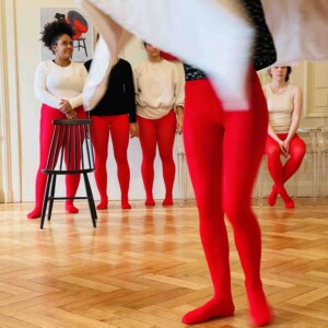 danseuses en collants rouges et Vanessa Tadjine chroégraphe, performance série pose