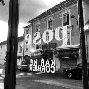 vitrine éphémère vitrine éphémère de l'exposition Pose, dessin sur vitre