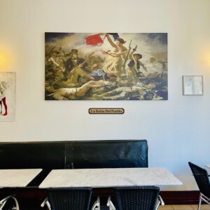 Ahu Daryaei et Pose collant rouges, accrochage Ahu Daryaei dessin d'après la vidéo virale