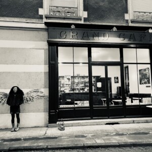 Vanessa devant les ailes Vanessa devant les ailes, collage de rue, vos plus belle victoires
